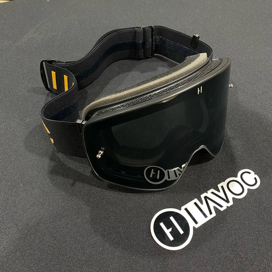 ساعة ريجال هيليوس بسوار ذهبي/أسود وعدسة دخانية وإطار ذهبي، لكل منها