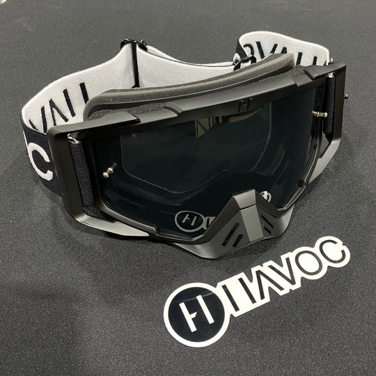 عدسات دومينو بيضاء / سوداء دخانية منحنية مسبقًا، لكل منها