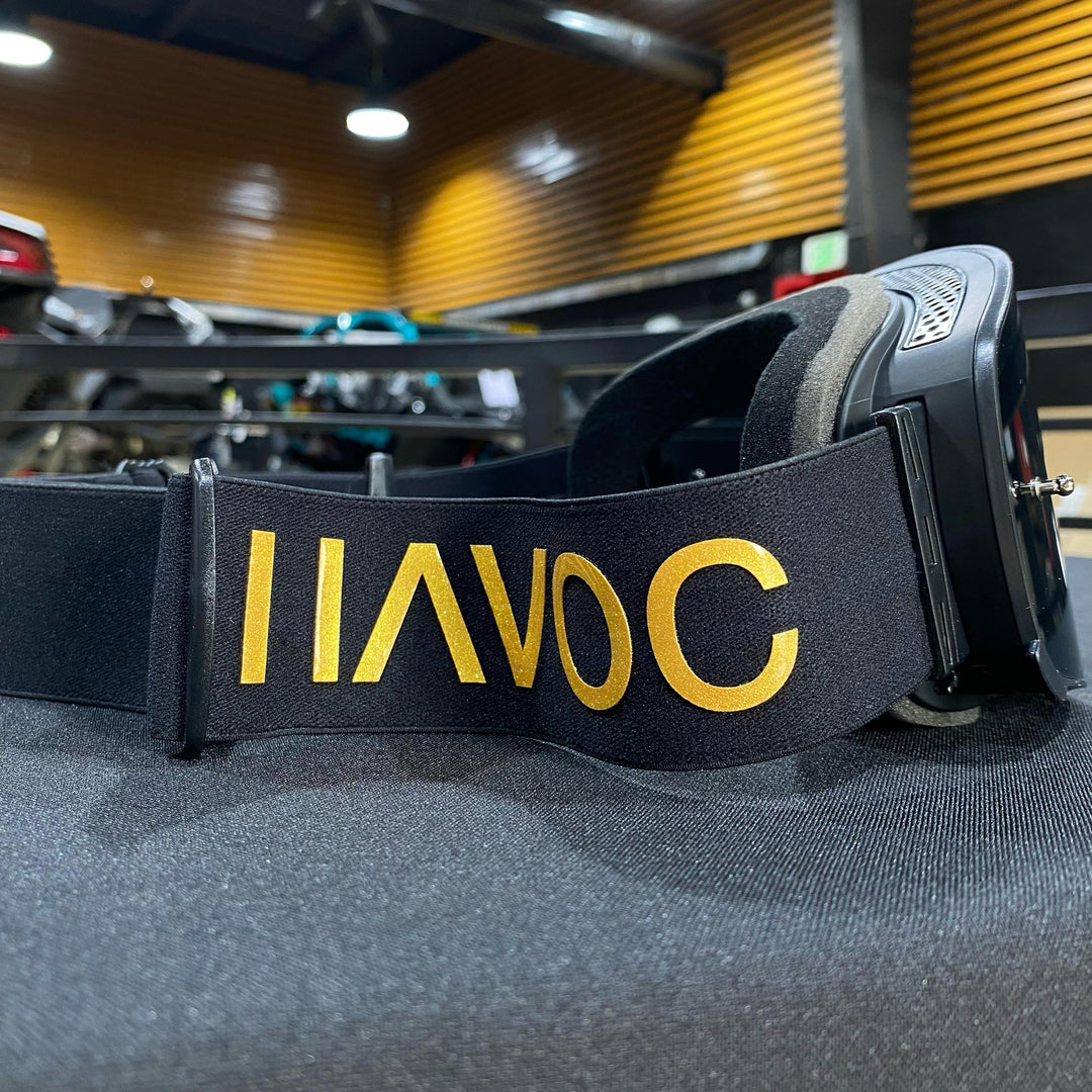 ساعة ريجال هيليوس بسوار ذهبي/أسود وعدسة دخانية وإطار ذهبي، لكل منها