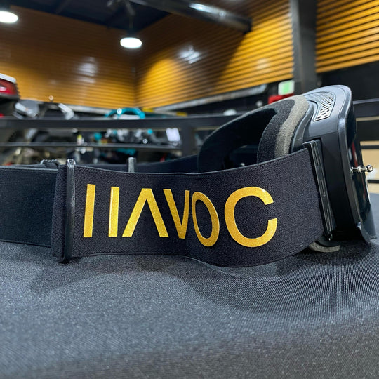 ساعة ريجال هيليوس بسوار ذهبي/أسود وعدسة دخانية وإطار ذهبي، لكل منها