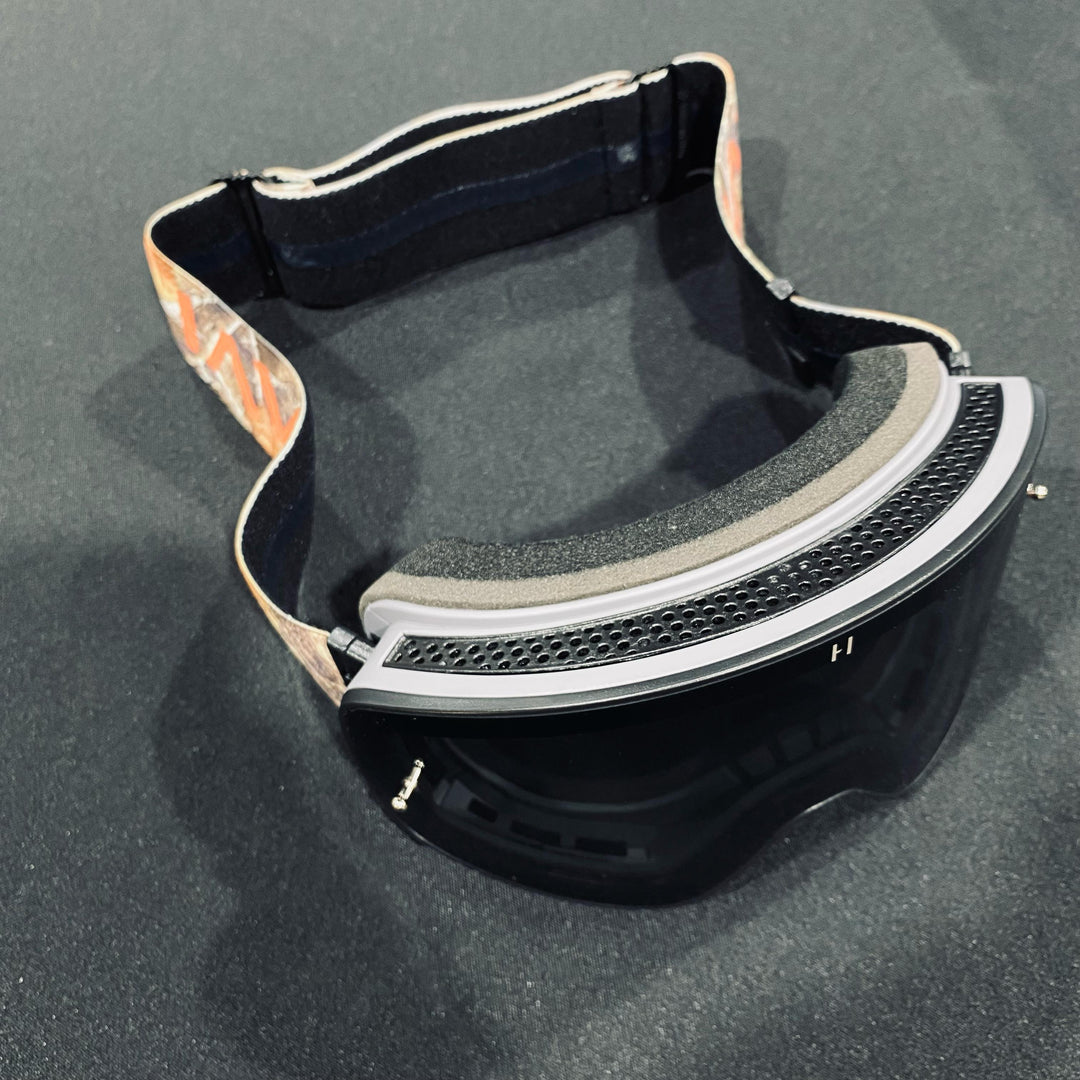 نظارات واقية، هيلز، تصميم إنفينيتي، حزام مموه، عدسات مغناطيسية دخانية، إطار رمادي، كل واحدة