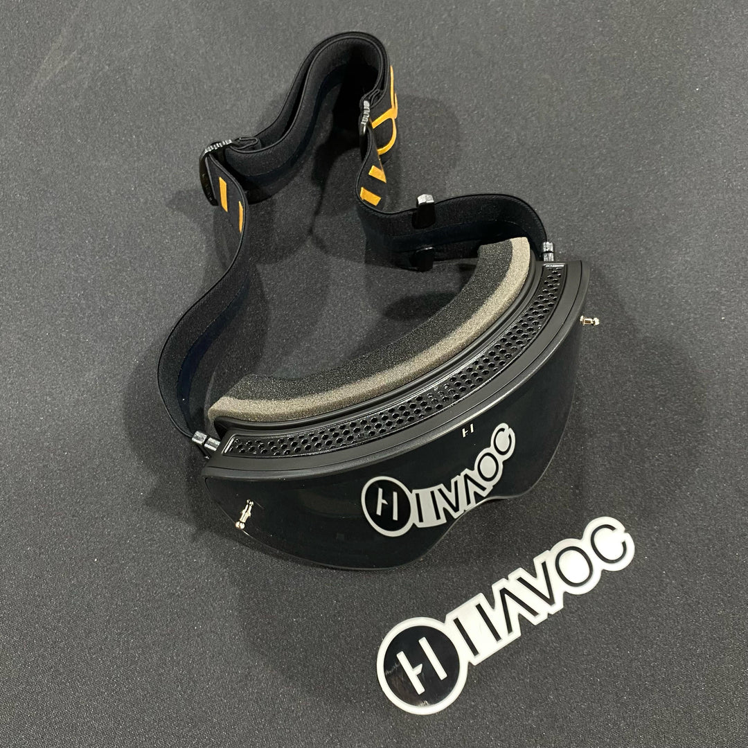 ساعة ريجال هيليوس بسوار ذهبي/أسود وعدسة دخانية وإطار ذهبي، لكل منها